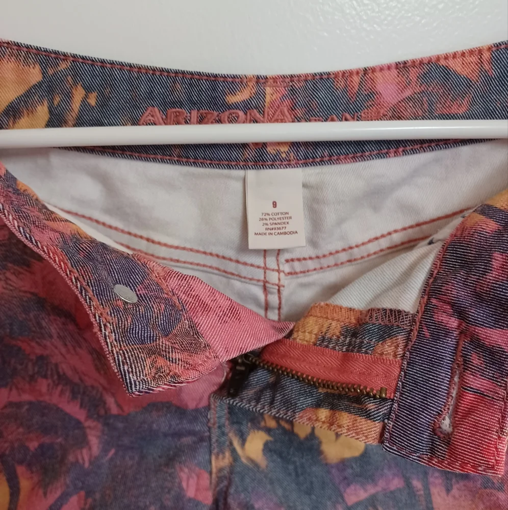 Arizona Shorts - Comfortable! beach, palm trees, sunset theme size 8 - Picture 3 of 5